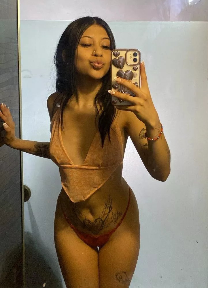 Took this picture in my dorm.. Need older men dick, all these young boys want me to give them a shot but it's not the same..