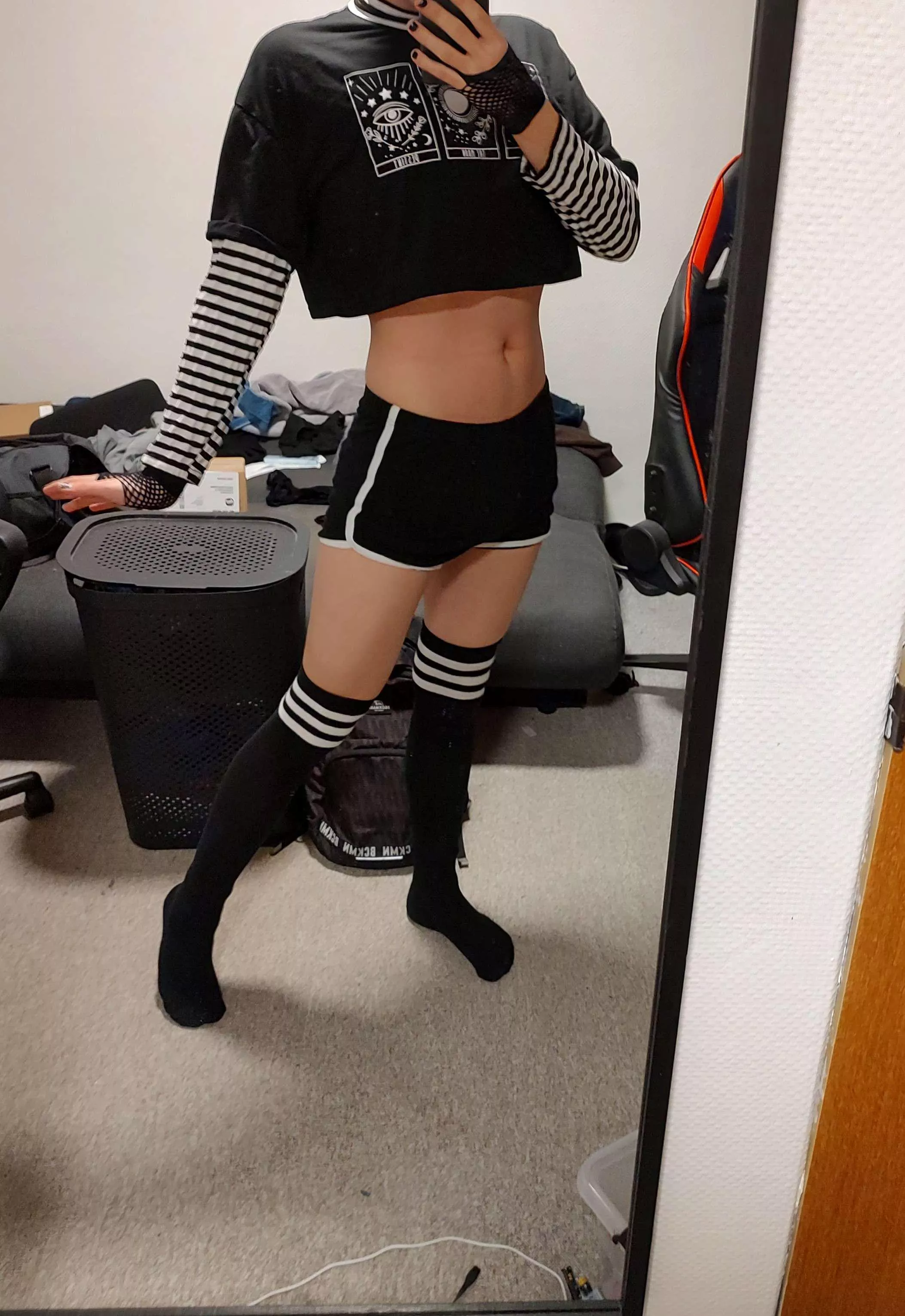 try not to look at the mess please ^w^