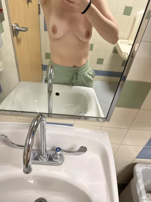 Who dares me to leave the bathroom like this 