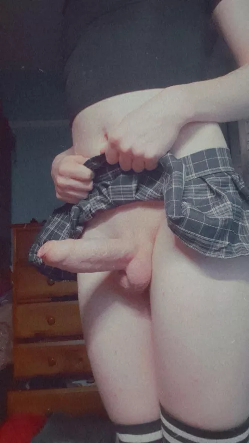 Who wants to get on their knees for mommy :3