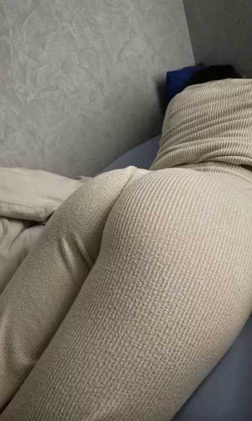 Anyone down to jerk on my wife nudes