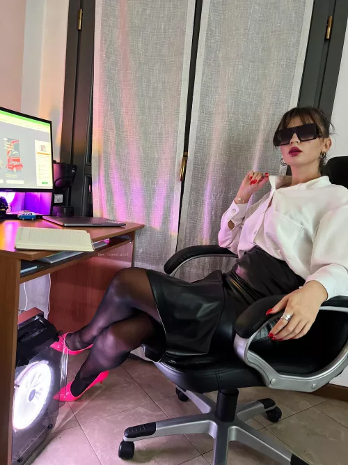 Black stockings and leather skirt = perfect secretary 🖤