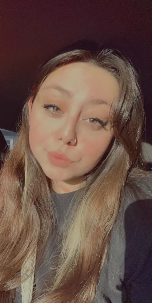 Long brown hair and pretty hazel eyes 😘