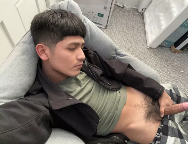 Looking for a bottom to take care of this ;) 