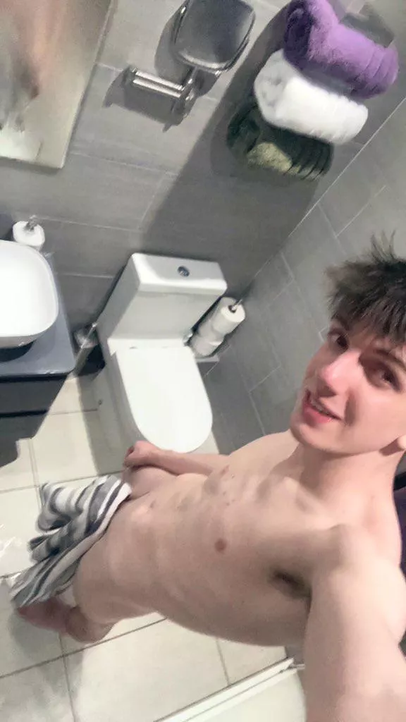 oops i’m gonna drop my towel 😝