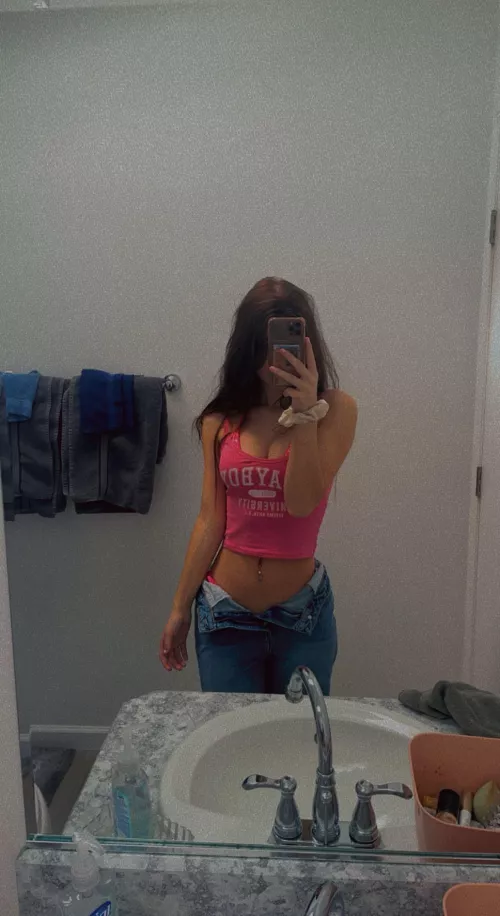 Pink crop tops are so hot don’t you think? 
