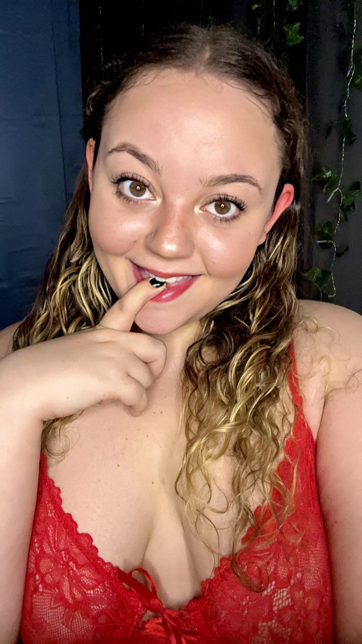 React if you’d give me a kiss 💋