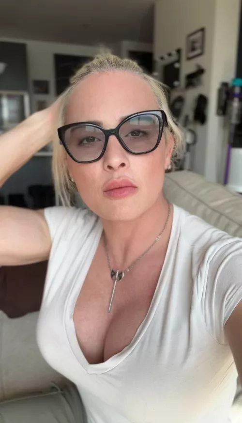 Those lips, that hair 😍 how could you not want to be her...