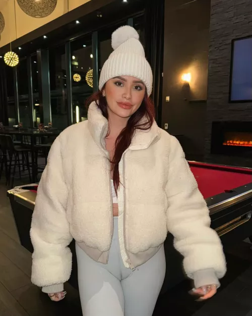 Wedgie from the front ❤️ can you guess where I'm from based on my outfit? Hint: its cold 😘