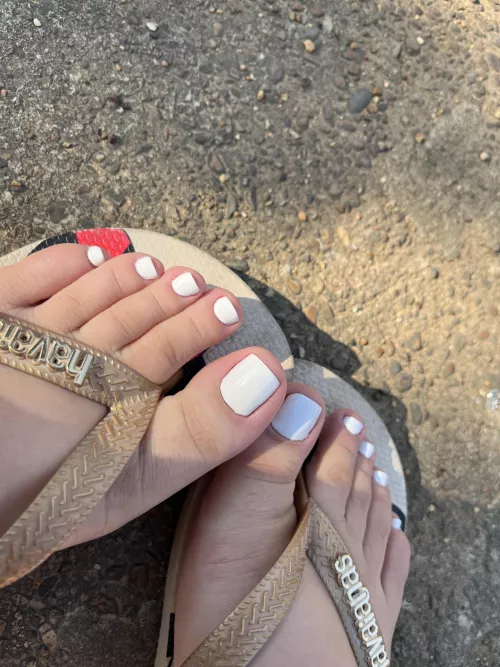 White enamel and flip-flops, perfect combination