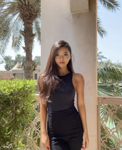 would u be happy if she was ur girl? 