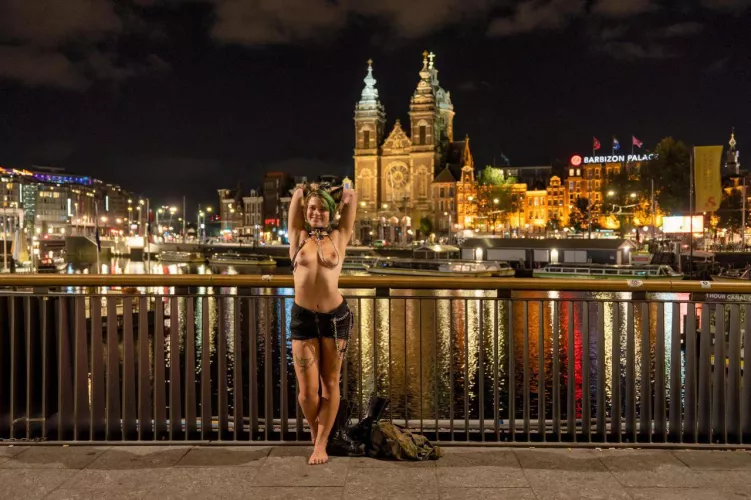 [19] Cuban queen touring Europe