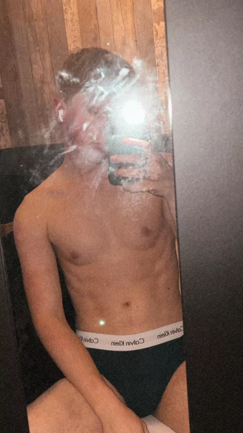 19 fit sub, looking for hung or muscular tops ONLY π«£ the bigger the better π sc: niek_z2004