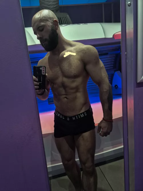 33, father wondering if I'm anyone's cup of tea, or shot of tequila even😉opinions, comments all welcomed. 