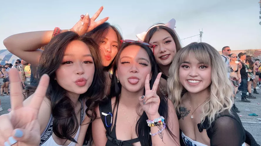 Choose your rave bae 🥰