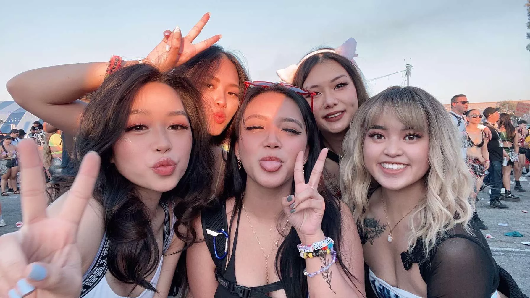 Choose your rave bae 🥰