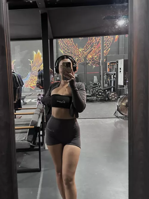 Crop tops in the gym 