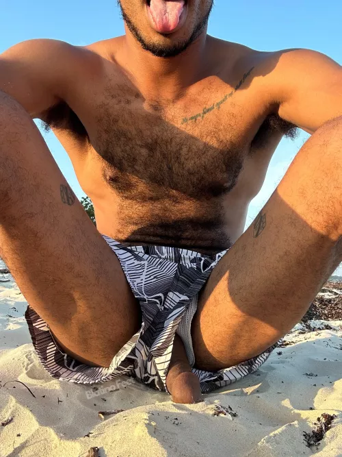 Enjoying a day at the beach 👅