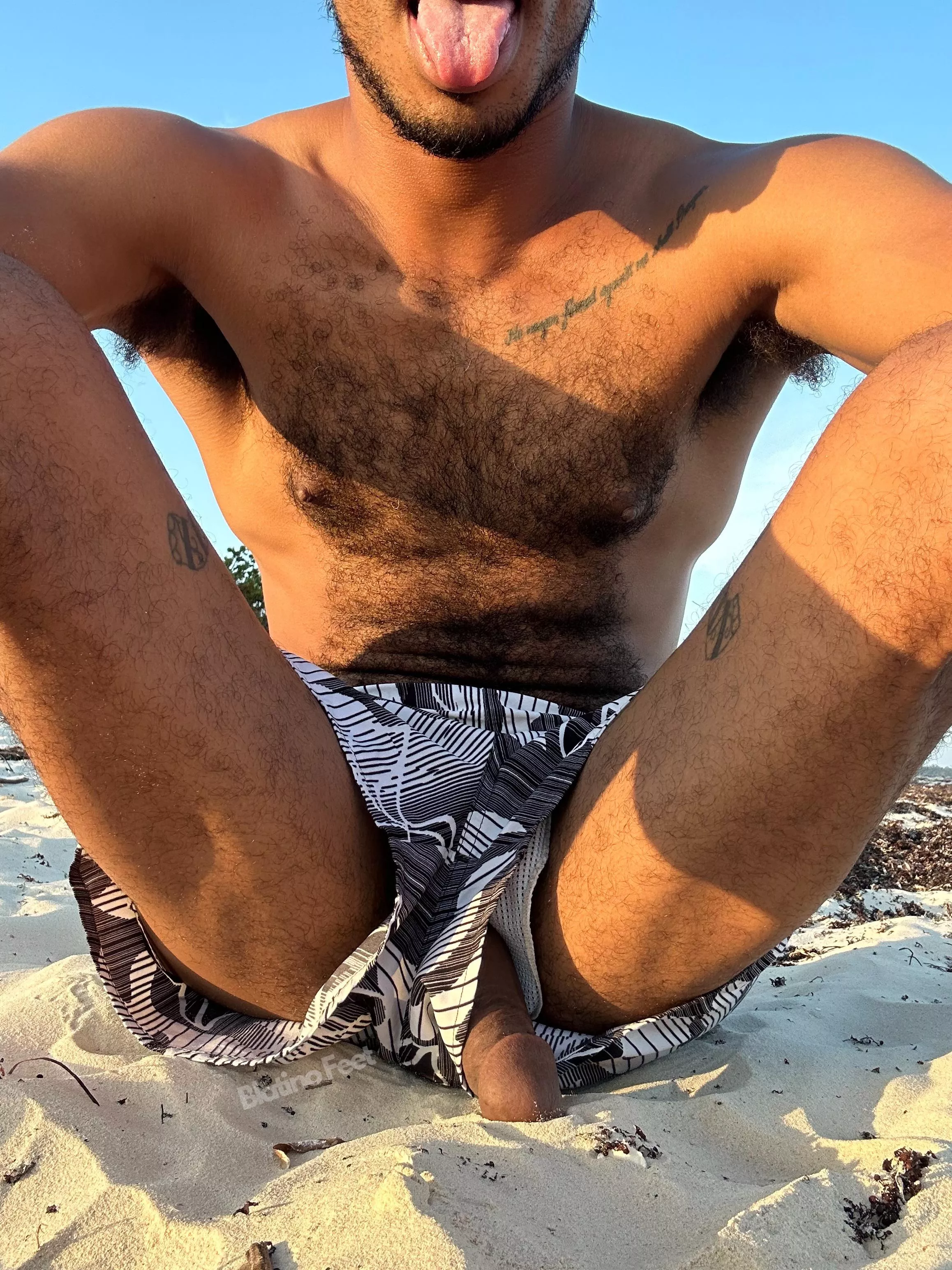 Enjoying a day at the beach 👅