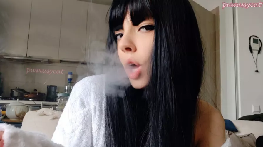 Goth gf at your service🖤