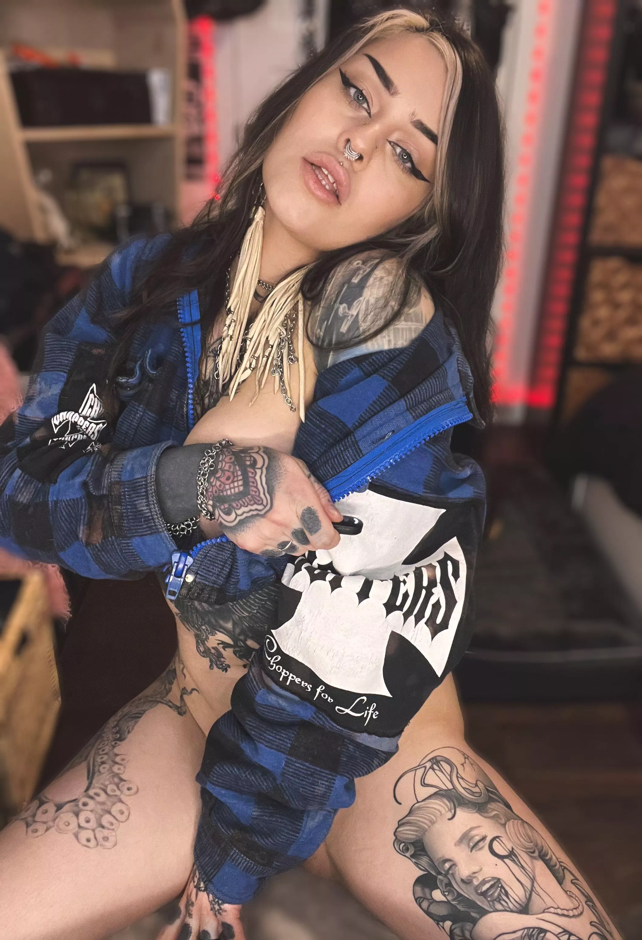 Horny milf ready to pounce