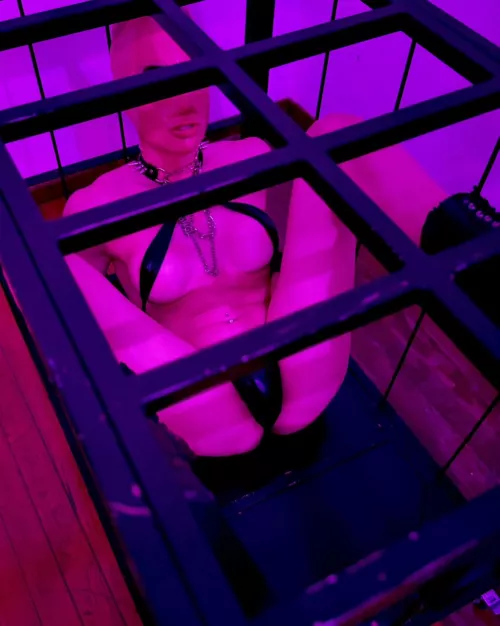 I like cages and rubber hoods😏