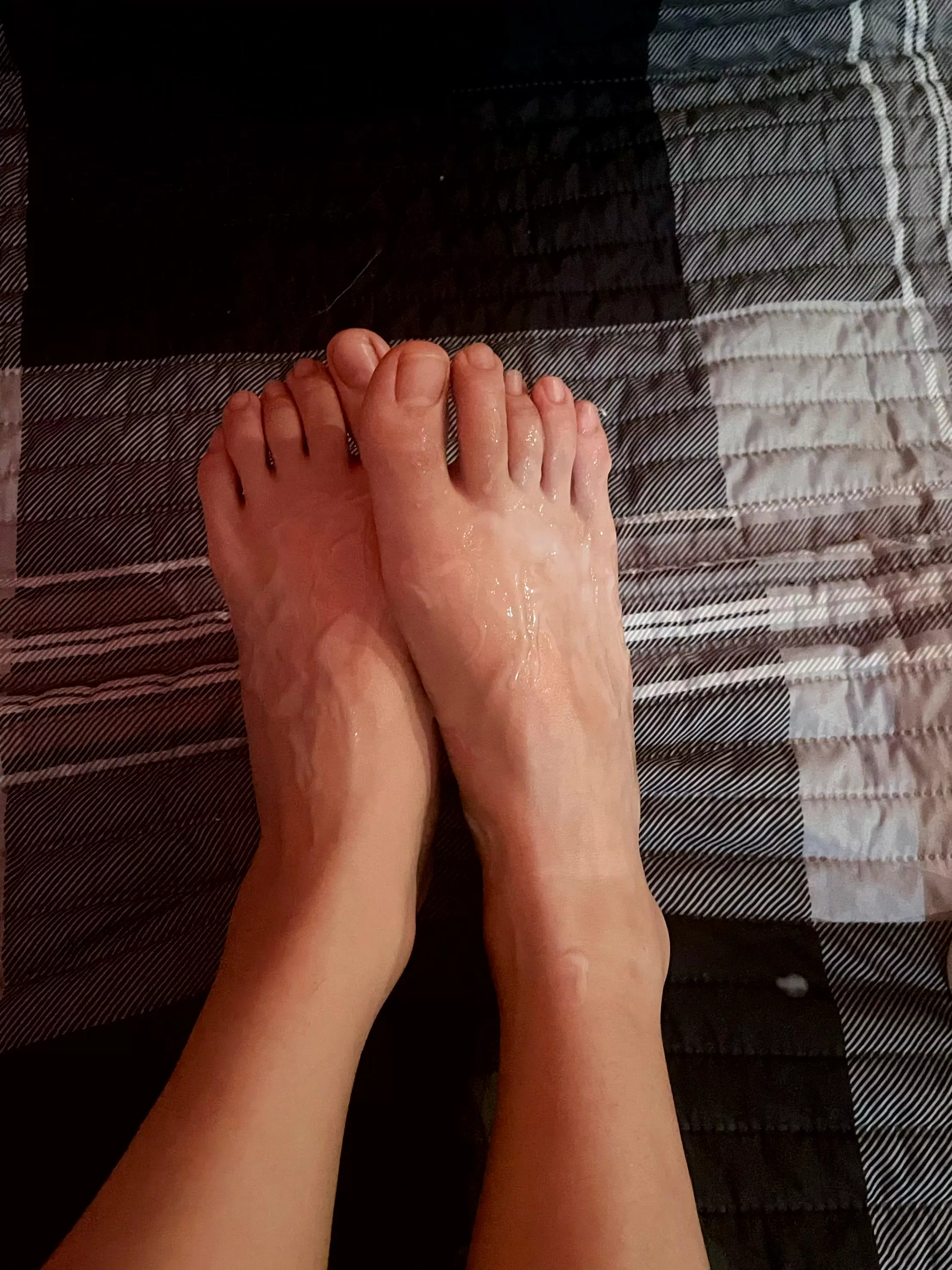 I love it when men cum on my cute feet 😈