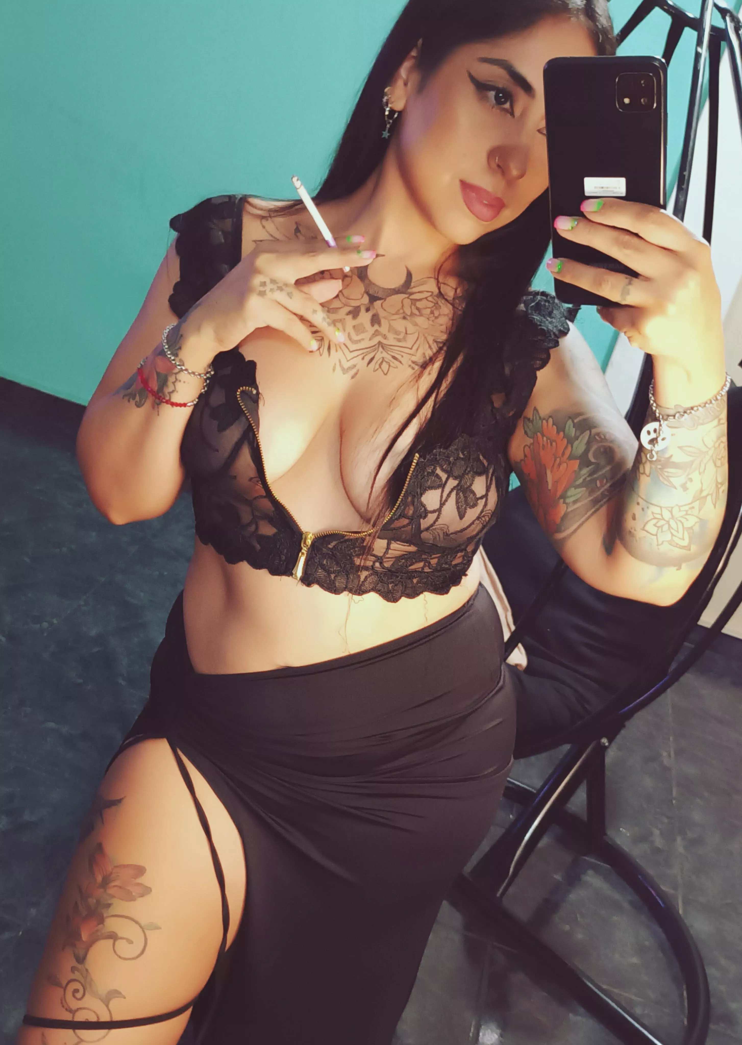 I pass the smoke from my mouth to your mouth, while you touch me all wet, honey. 