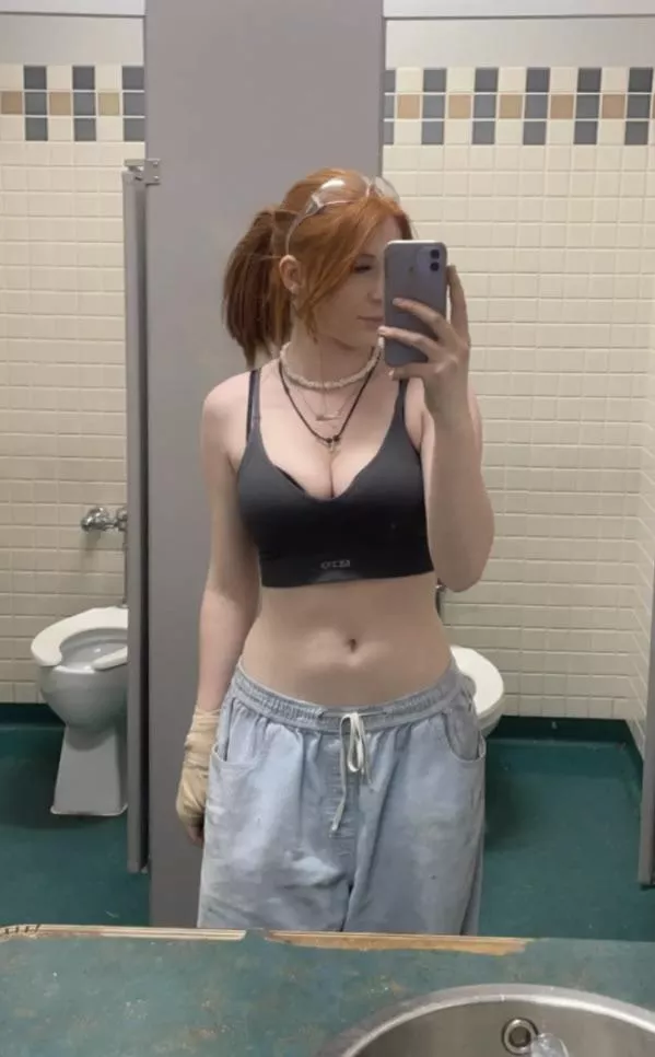 I sprained my wrist while giving a handjob 😭