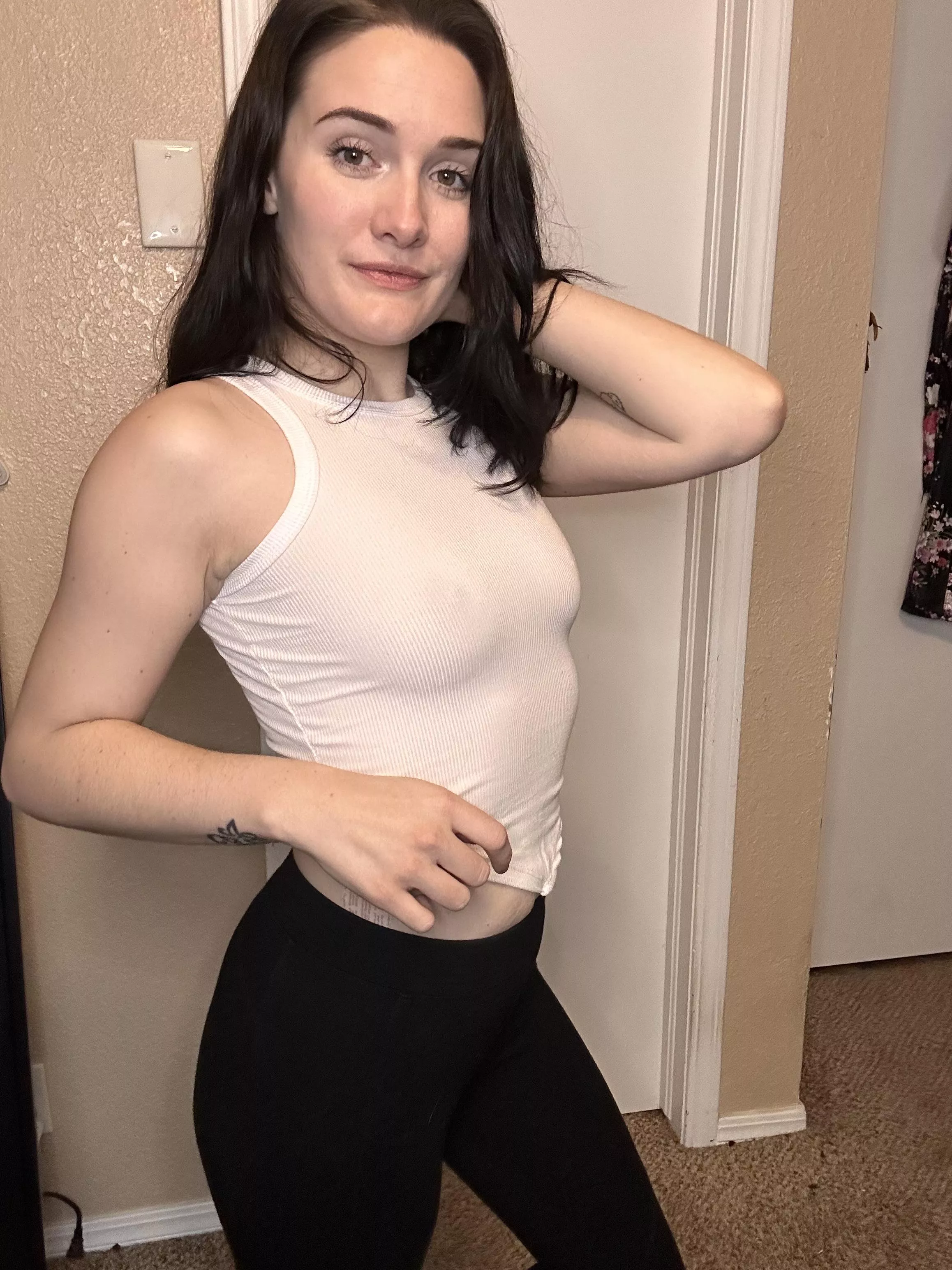 These leggings hold on to my ass perfectly 🖤