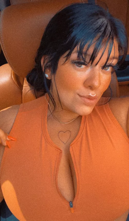 this top makes me feel like a soccer mom with the bag with peeled oranges 