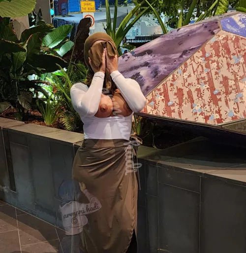 Who likes Lebanese milfs who flash in public?