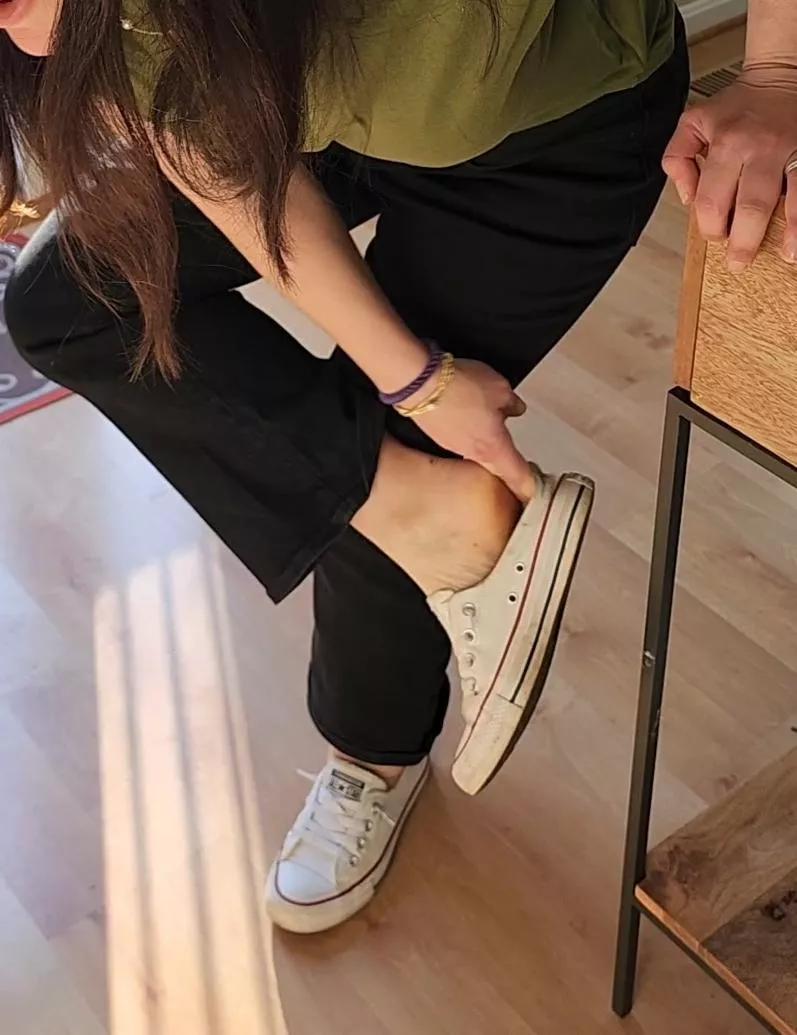 Wife's sockless chucks