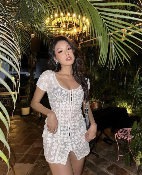 you go on a blind date and she shows up. are you happy, yes or no? 