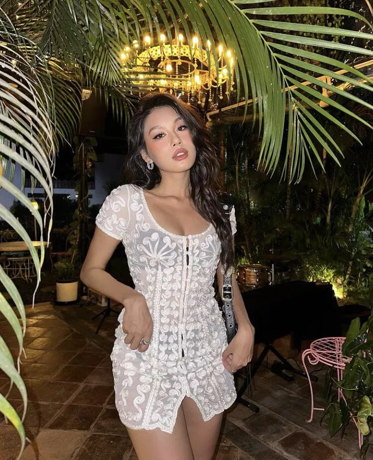 you go on a blind date and she shows up. are you happy, yes or no? 