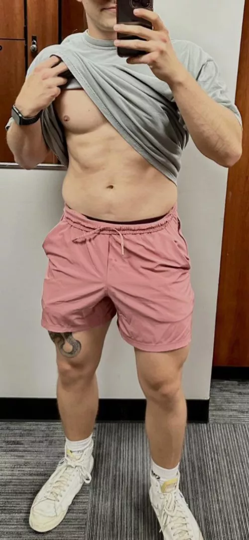 25 muscular stud. 👀 for same to swap hookup vids with. DM me for snap