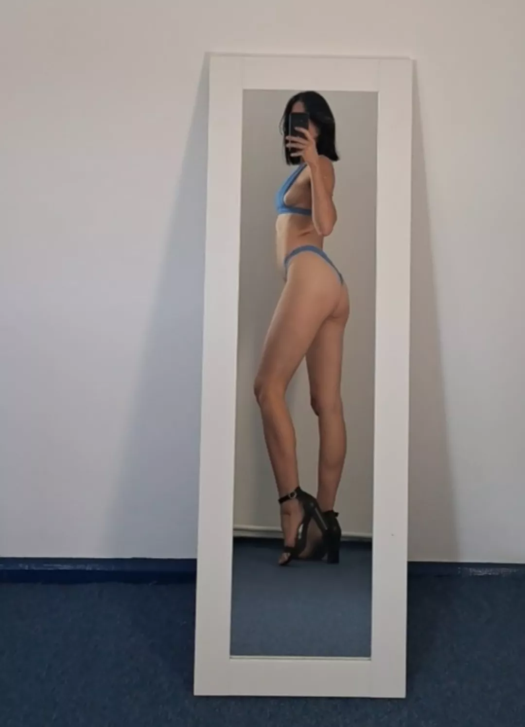 Could you be behind me, please? [F36]