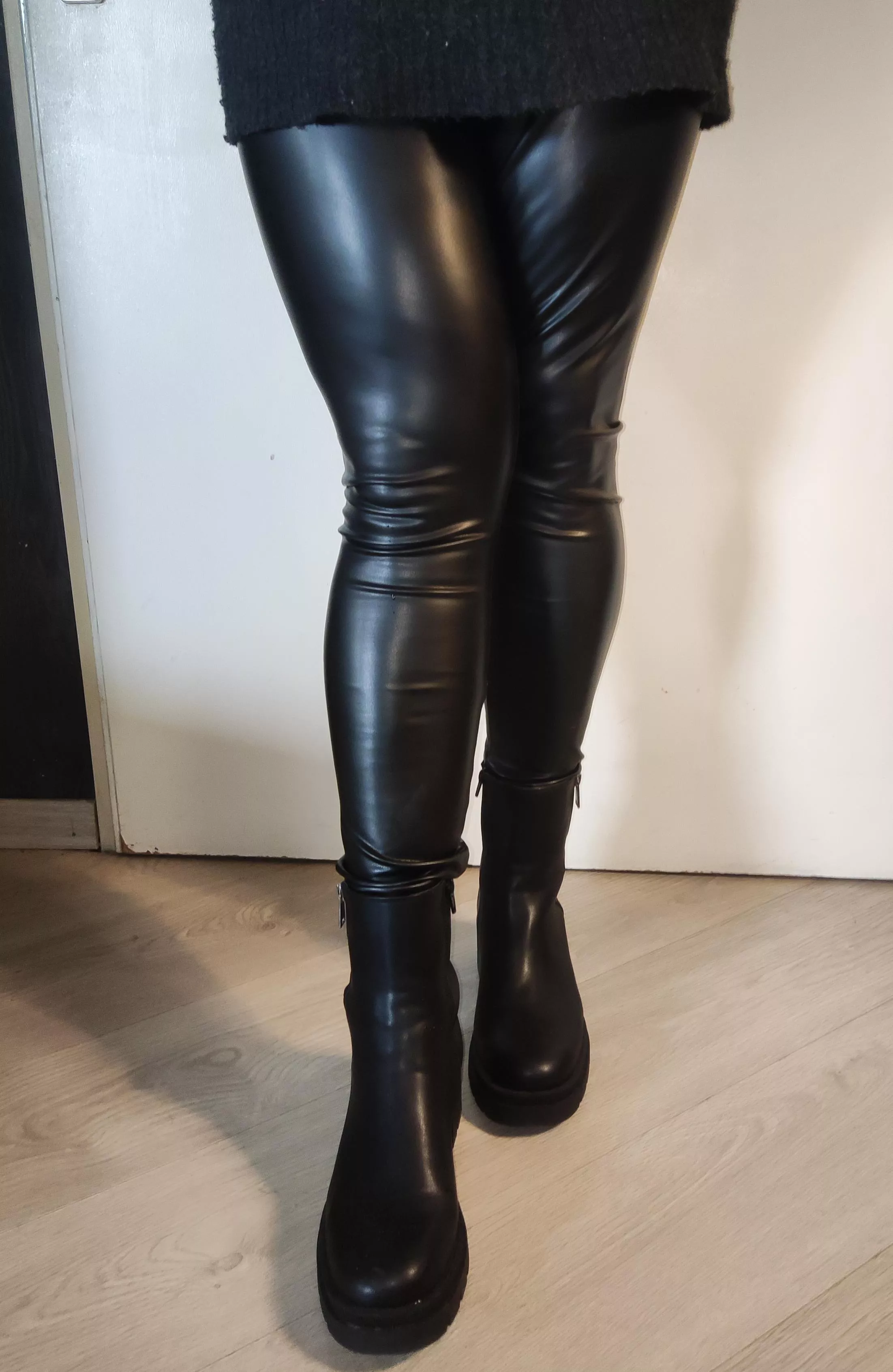 Like my shiny black leggings 🫣🥵