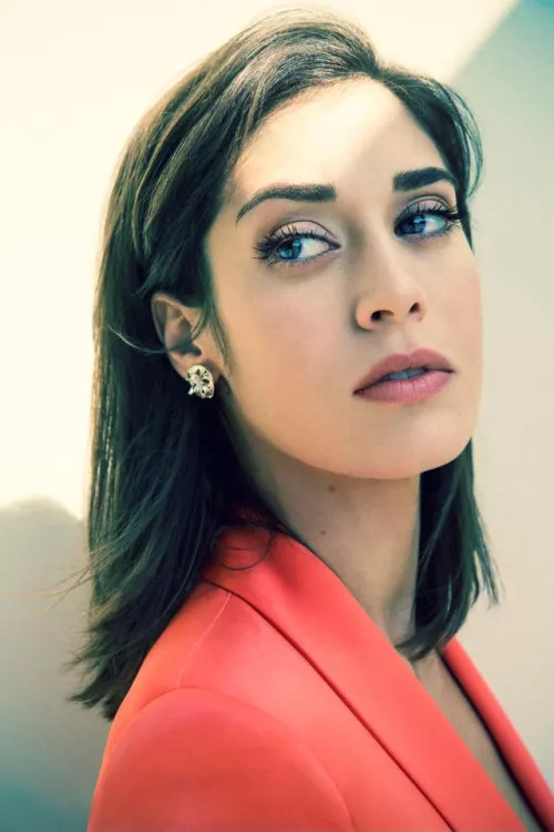 Lizzy Caplan 