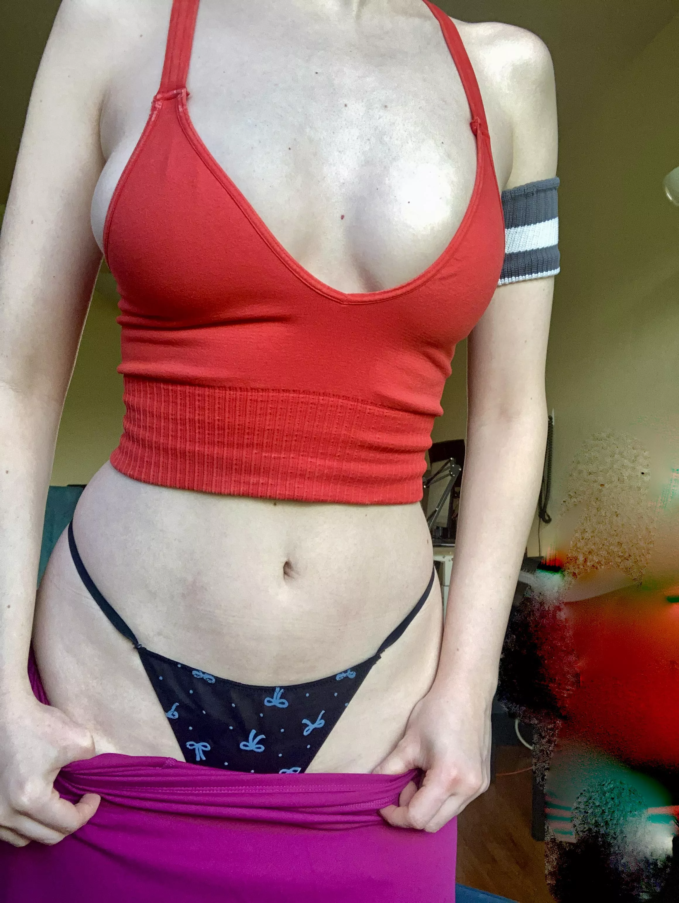 Love my fuckable sideboobs popping out of this tight hot top.