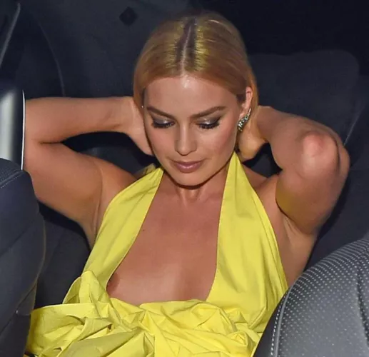 Margot Robbie nip slip (Image 1)