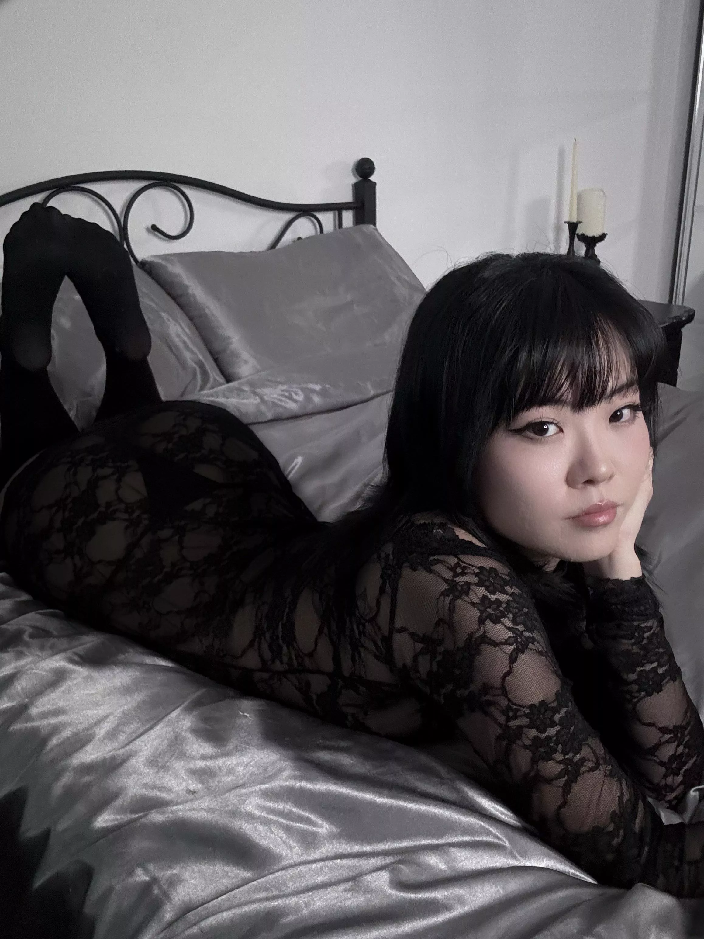 my eyes are up here 🖤