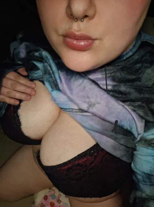 New Piercing + cleavage = Perfect day 👌 