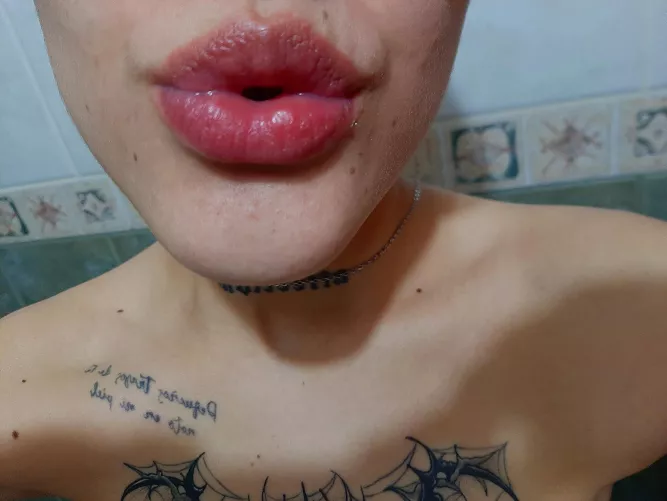 What color would you paint my lips?💋