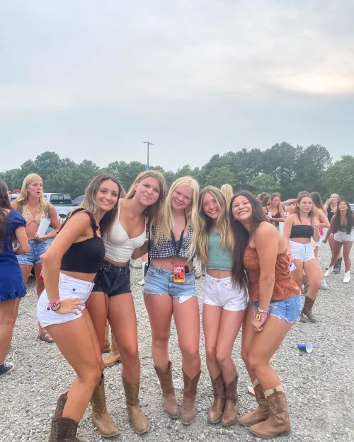 Which country concert hottie?