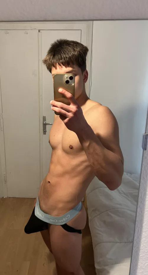 (19)Do you like my bulge?