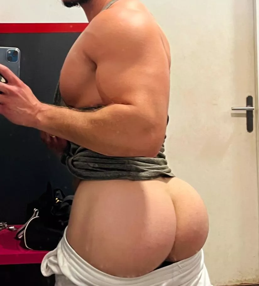 (28) What is it about it that make you hypnotize and go crazy for it ? 