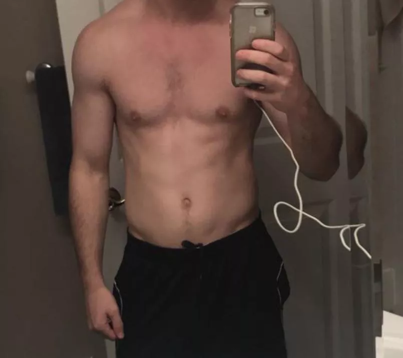 28M straight frat bro. Dm me for snap. Into other straight bi guys or super fem bottoms.