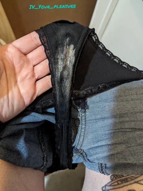 4 days layering my pussy cum and they smell delicious. Very damp 💦 and still available!