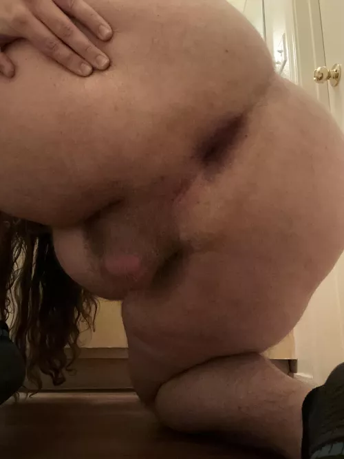 Anyone want to lick or fuck my virgin asshole? 😘